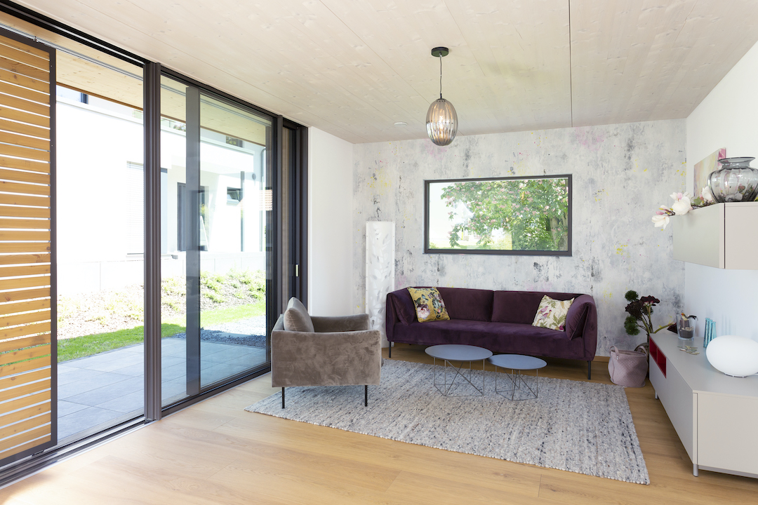 Innenansicht des Partner-Haus Musterhauses in Bad Vilbel – modernes Wohnzimmer mit großer Glasfront und natürlichem Lichteinfall