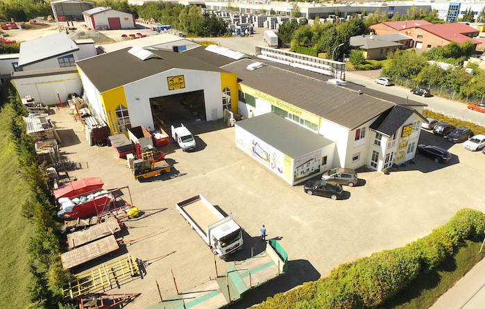 Partner-Haus Fertighausanbieter in Medebach – Luftaufnahme des Firmenstandorts mit Produktionshallen und Ausstellungsgelände