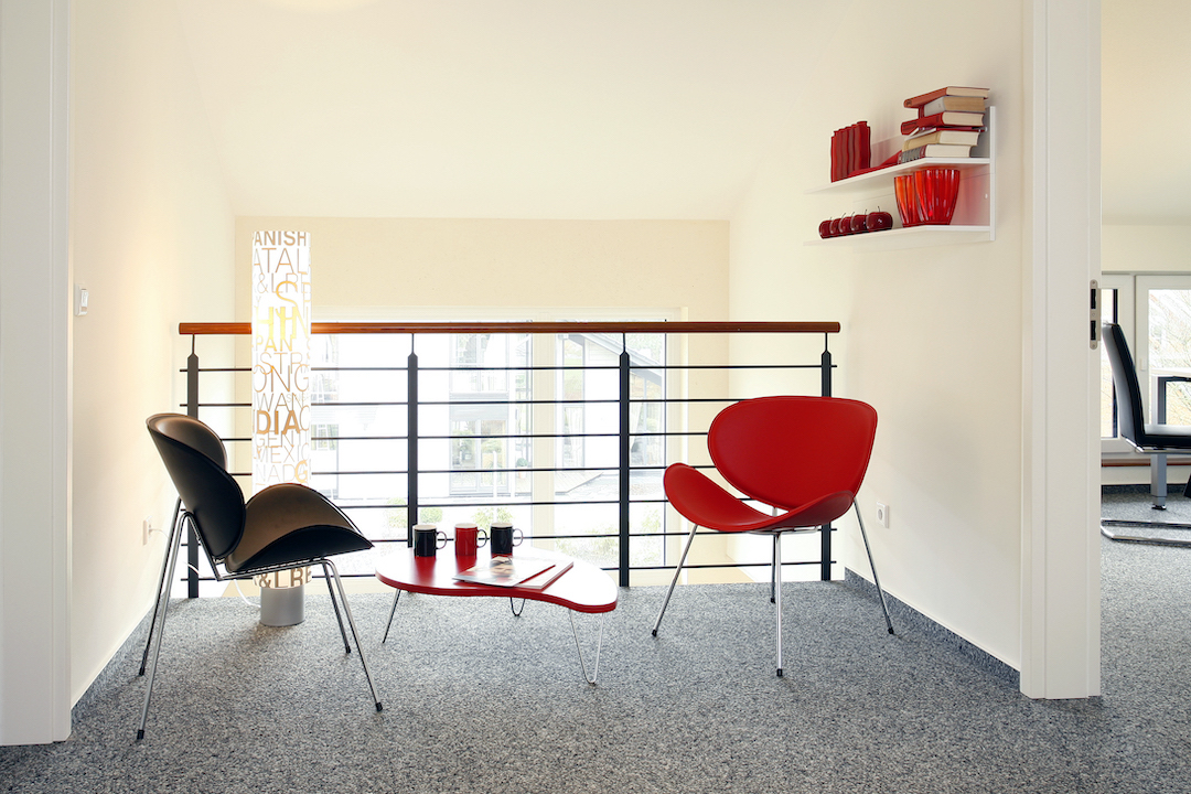 Innenansicht im Partner-Haus Musterhaus Wuppertal – moderne Galerie mit Sitzbereich in der Fertighauswelt