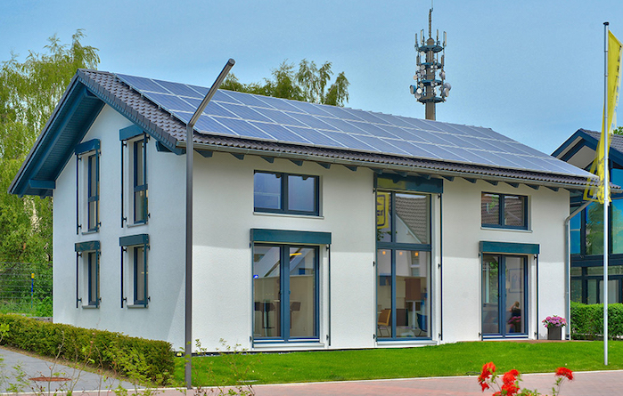 Partner-Haus Musterhaus in Wuppertal – energieeffizientes Fertighaus mit Photovoltaikanlage, großen Fensterfronten und moderner Architektur