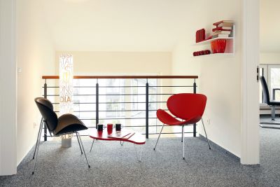 Innenansicht im Partner-Haus Musterhaus Wuppertal – moderne Galerie mit Sitzbereich in der Fertighauswelt